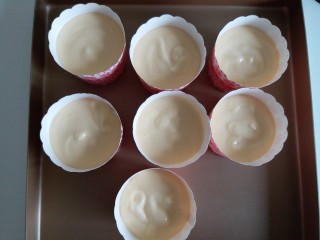 10、圣诞杯子蛋糕,把蛋糕糊装入纸杯