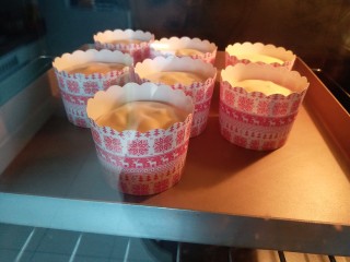 11、圣诞杯子蛋糕,送入烤箱进行烘烤150度40分钟。我烤了七个大纸杯。