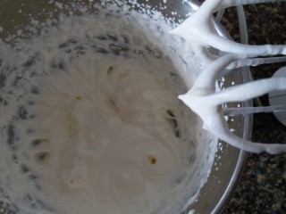 12、圣诞杯子蛋糕,淡奶油加白砂糖打发