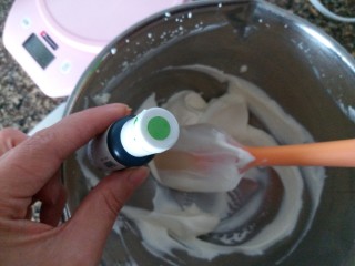 13、圣诞杯子蛋糕,分一部分白色奶油出来,再加两滴绿色色素拌均匀。