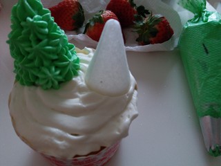 14、圣诞杯子蛋糕,我用裱花托做圣诞树的底托,把绿色的奶油挤上面,放小颗粒糖珠,????就做好啦!如果没有裱花托可以用草莓代替!