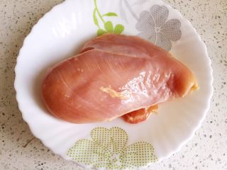 1、香香鸡排,鸡胸洗干净，沥干水分
