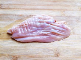 2、香香鸡排,剖成薄的3片，用刀背轻轻拍打，让肉质变松（我不喜欢用嫩肉粉，觉得不健康）