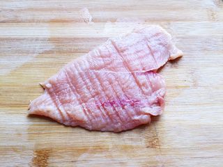 3、香香鸡排,继续用刀背拍打反面