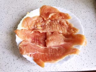 4、香香鸡排,所有的肉片都拍打完成