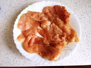 5、香香鸡排,放一点盐、胡椒粉、花椒粉、料酒、蛋清、一点点生抽和生粉腌制10分钟