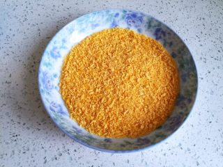 6、香香鸡排,盘子里倒上面包糠