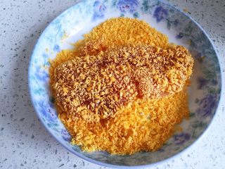 7、香香鸡排,肉片两面均匀的裹上面包糠