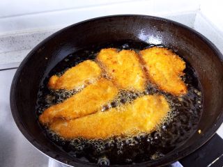 8、香香鸡排,热锅烧油，七成热时转中小火下肉片（切记油不能太热，面包糠会糊），两面炸至金黄