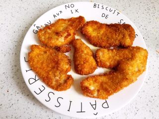 9、香香鸡排,出锅，根据自己口味喜好撒点调味品上去