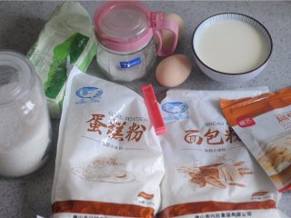 1、#不一样的泡芙#卡仕达焦糖泡芙塔,泡芙皮所有的食材准备好