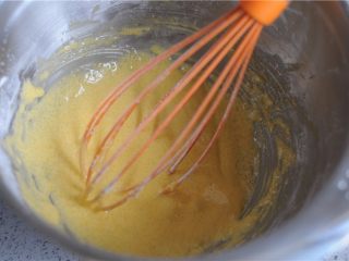 3、#不一样的泡芙#卡仕达焦糖泡芙塔,砂糖的渣渣感变弱后,过筛好的粉类一次性加入里面混合,变得顺滑,粘稠即可