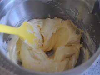 11、#不一样的泡芙#卡仕达焦糖泡芙塔,卡士达酱用打蛋器打散,加入打发的淡奶油,拌匀