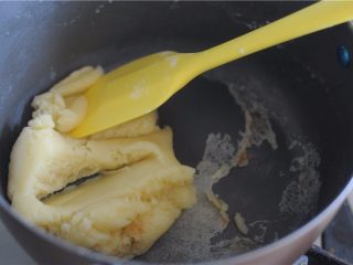 9、#不一样的泡芙#卡仕达焦糖泡芙塔,立刻转移到盆里,只需要将能取出来的面糊取出来即可,锅底的面膜不需要刮出来,转移到盆里是为了不让锅的余热继续加热面糊里的鸡蛋,不然就会加热过头