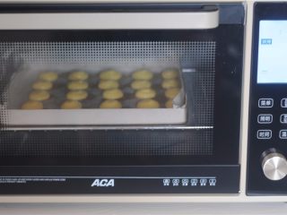 10、#不一样的泡芙#卡仕达焦糖泡芙塔,挤好后的面糊,在烤之前喷上水。220度的温度先将 烤箱预热,泡芙胚放进去后立刻降低到200度烤15分钟,最 初用高温一次性加热使其膨胀,再降