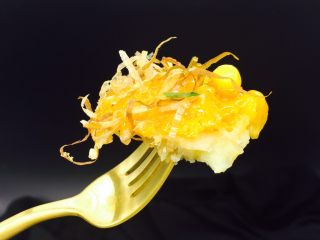 28、会跳舞的大土豆,给会跳舞的土豆来个特写吧！一口咬下去，每种小料和土豆泥都沾满了千岛沙拉酱，第一时间攻陷你的小鼻子。