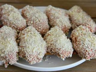 6、微波炉烤鸡翅—简单易学零失败的小零食,鸡翅裹上面包糠，平铺在筷子上再放入微波炉，高火叮8分钟即可。