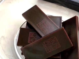 1、纯手工阿胶糕,拆阿胶