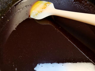 4、纯手工阿胶糕,倒入黄酒小火慢熬