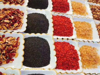 5、纯手工阿胶糕,烧开锅倒入冰糖继续熬制