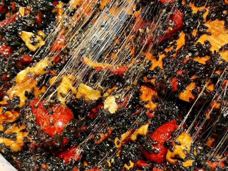 7、纯手工阿胶糕,依次放入辅料搅匀！