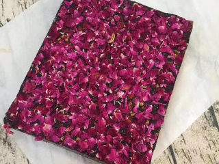 8、纯手工阿胶糕,出锅放模具里压平