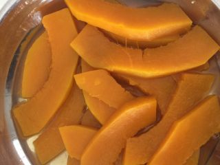 2、芝香南瓜黄金软包,蒸熟后南瓜出了很多水，沥干不要，只要肉。