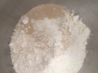 4、芝香南瓜黄金软包,厨师机和面盆里倒入面粉，酵母