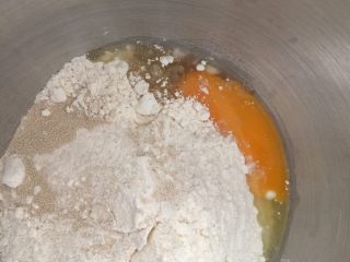 5、芝香南瓜黄金软包,打入鸡蛋