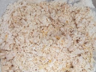 6、芝香南瓜黄金软包,用筷子搅成絮状