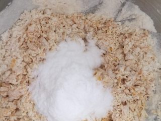 7、芝香南瓜黄金软包,加入砂糖、再搅几下