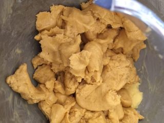 9、芝香南瓜黄金软包,想要时间快一点的话可以把面团撕碎来，好让面团更快更容易吸收黄油