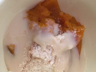 10、芝香南瓜黄金软包,放入炼乳
