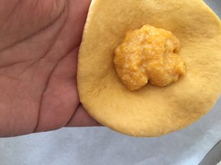 14、芝香南瓜黄金软包,放入10g的馅，不要多，一点就够