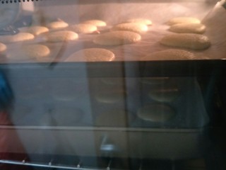 17、新手奶油小西饼——少油少糖,烤箱上下火170°烤15分钟。