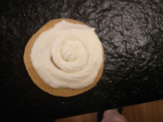 19、新手奶油小西饼——少油少糖,挤上奶油。打30克奶油就行。