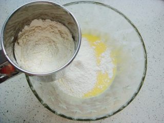 3、＃甜味＃暖暖熊香肠烧果子,泡打粉倒入面粉中混合，筛入盆中。