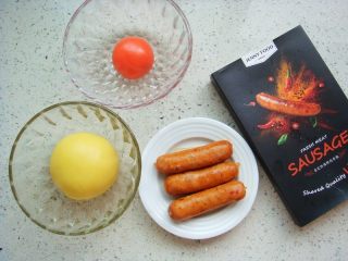 6、＃甜味＃暖暖熊香肠烧果子,蒸好的香肠晾凉备用，冷藏后的面团一点也不粘手了，揉成光滑的面团。分出约20克左右的面团加入草莓粉揉均匀。