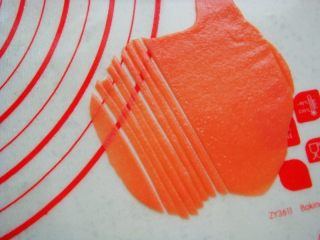 13、＃甜味＃暖暖熊香肠烧果子,红色面团擀薄片，切出小细条。