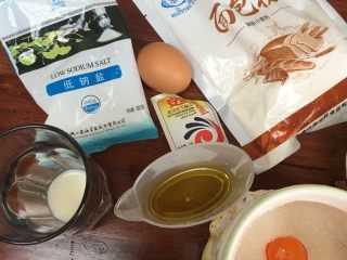 1、一发也能做出超级柔软的土司,准备好各种食材，称量好，备用；