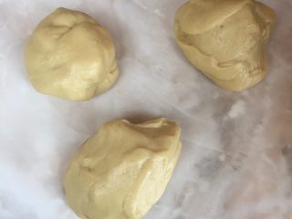 9、一发也能做出超级柔软的土司,取出面团，手上和面板上都抹点油，揉下，分成三分；