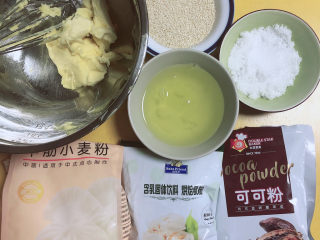 1、芝麻薄脆饼干,准备好食材。黄油、可可粉、奶粉、中筋面粉、白糖、白芝麻、蛋白。