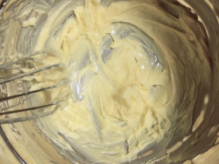 2、芝麻薄脆饼干,黄油软化，用手动打蛋器搅拌开。