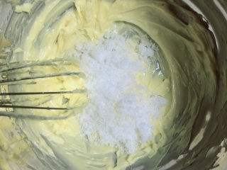 3、芝麻薄脆饼干,加入白糖，搅拌均匀。