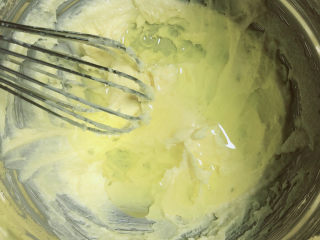 4、芝麻薄脆饼干,再加入蛋白液。