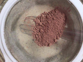 6、芝麻薄脆饼干,将可可粉过筛到盆中。