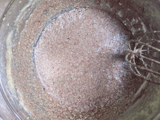 7、芝麻薄脆饼干,用手动打蛋器将可可粉搅拌均匀。