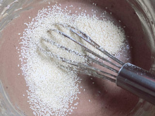 9、芝麻薄脆饼干,再加入白芝麻，搅拌均匀。