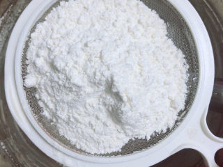 10、芝麻薄脆饼干,将面粉过筛到盆中。