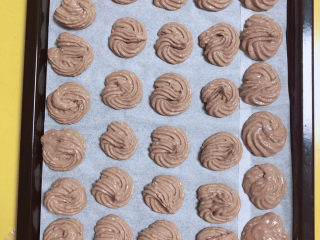 13、芝麻薄脆饼干,挤成小饼干形状，放入烤箱。